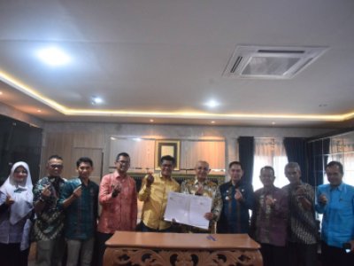 Penjabat (Pj) Wali Kota Sawahlunto Fauzan Hasan, S.STP, M.Si, saksikan penandatanganan kerja sama antara PDAM Kota Sawahlunto dengan PDAM Kota Padang