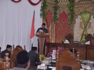 Penjabat (Pj) Wali Kota Sawahlunto Dr. Zefnihan, AP, M.Si, menyampaikan nota jawaban Wali Kota atas pandangan umum fraksi DPRD terhadap Ranperda Pajak dan Retribusi Daerah