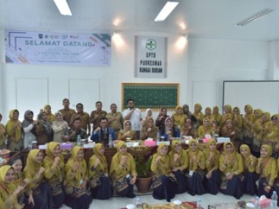 Sekretaris Daerah Kota Sawahlunto Dr.dr. Ambun Kadri, MKM, menyambut kedatangan tim surveyor re-akreditasi Puskesmas  Sungai Durian