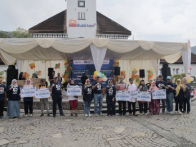 Sekretaris Daerah Kota Sawahlunto Dr.dr. Ambun Kadri, MKM,ikuti kegiatan jalan santai dan senam jantung sehat dalam rangka HUT PT. Bukit Asam ke-43 Tahun