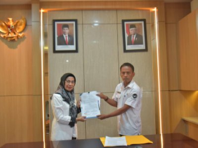 Ketua Umum Badan Pengelola Geopark Nasional Sawahlunto Dr. dr. Ambun Kadri, MKM tanda tangan  Nota Perjanjian Hibah Daerah (NPHD) tentang dukungan pengelolaan Geopark