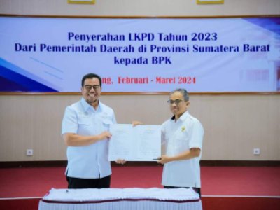 Pj Walikota Zefnihan serahkan LKPD Kota Sawahlunto pada Badan Pemeriksa Keuangan Sumatra Barat