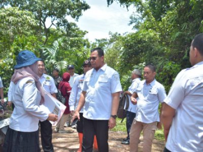 Penjabat (Pj) Wali Kota Sawahlunto Dr. Zefnihan, AP, M.Si tinjau lokasi areal persawahan yang rusak diterjang bencana banjir bandang di Dusun Koto Desa Talago Gunuang Kecamatan Barangin