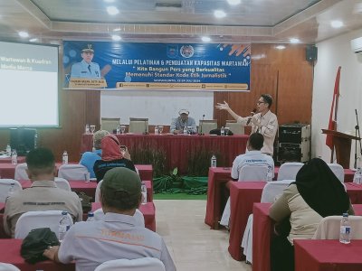 Pesatnya informasi saat ini, jurnalis dituntut mampu menyesuaikan dengan kondisi kekinian terus meningkatkan kompetensi dan skill