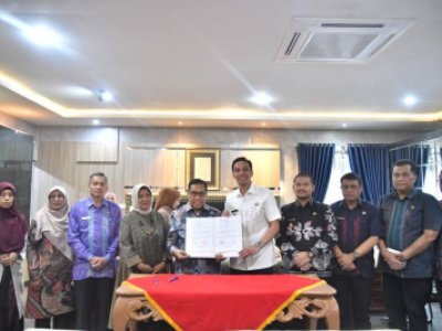 Wali Kota Sawahlunto Teken Kesepakatan  Penguatan Bahasa Inggris untuk Pelajar dan ASN.