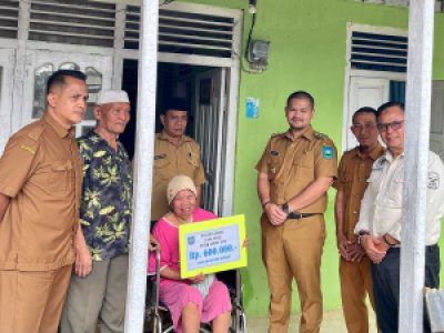 Penyerahan Bantuan Permakanan (Paket Sembako) dan Bantuan Uang Tunai bagi Lansia Kurang Mampu Non Produktif se-Kota Sawahlunto