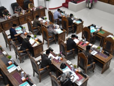 DPRD Sawahlunto Sampaikanlah Pemandangan Umum Fraksi Terhadap Ranperda APBD  2026