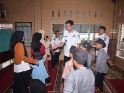 Wali Kota Sawahlunto Riyanda Putra dan Wakil Wali Kota Jeffry Hibatullah diskusi dengan perwakilan  pengurus dan anggota remaja Masjid Babussalam Lubang Panjang Kecamatan Barangin