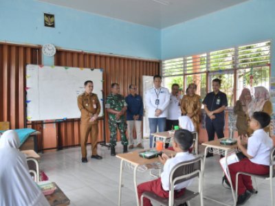 Pj Wali Kota Sawahlunto Fauzan Hasan, S.STP, M.Si, bersama Forkopimda tinjau pelaksanaan uji coba makan bergizi gratis untuk pelajar SD di Kota Sawahlunto