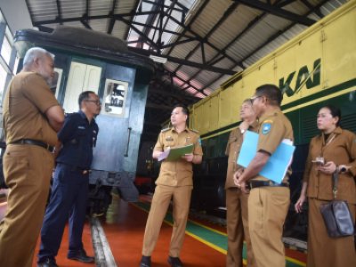Penjabat (Pj) Wali Kota Sawahlunto Fauzan Hasan, S.STP, M.Si, tinjau kondisi terkini asset milik PT. KAI yang berada di areal Stasiun Kereta Api Kampung Teleng