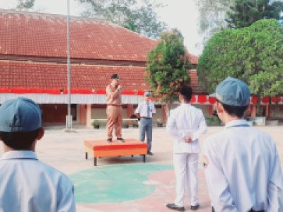 Kepala Dinsos PMDPPA Sawahlunto Jadi Inspektur Upacara di SMK Negeri 2 Sawahlunto
