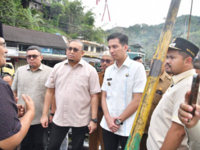 Wali Kota Dan Wakil  Ketua Komisi VI  DPR RI Tinjau Pasar Silungkang Pasca Kebakaran