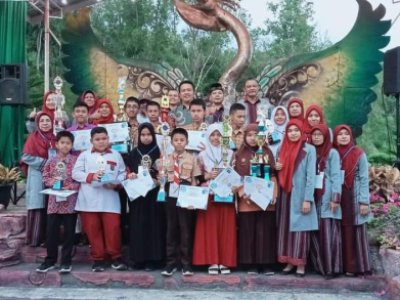 Penyerahan Trofi Bergilir Bapak Walikota Sawahlunto pada Acara Olimpiade Matematika Tingkat SD/MI dan SMP/MTs se-Sumatera Barat