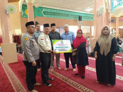 Pendistribusian dan Pendayagunaan Zakat Reguler 1 tahun 2025 oleh Baznas Kota Sawahlunto bertempat di Mesjid Agung Nurul Islam Sawahlunto
