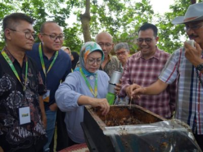 Penjabat Wali Kota Sawahlunto dan Deputi Bappenas Berkomitmen pada Pariwisata Berkelanjutan: Menjelajahi Transformasi Kebun Buah Kandi dan Heritage City