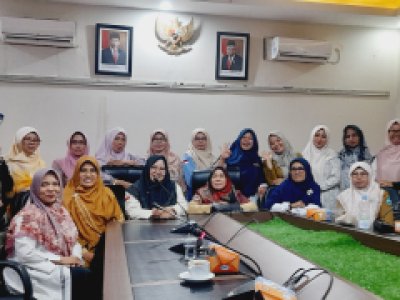 Materi pembelajaran SILO (Sekolah Istri Teladan Sawahlunto) bagi Motivator SILO yang dilaksanakan di Ruang Pertemuan Balaikota Sawahlunto.
