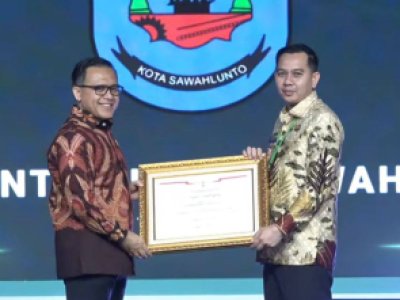 Pemko Sawahlunto terima penghargaan yang diberikan Kementerian Pendayagunaan Aparatur Negara dan Reformasi Birokrasi (KemenPANRB)