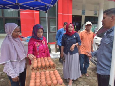 Sekretaris Daerah Kota Sawahlunto Dr.dr. Ambun Kadri, MKM  kunjungi  Operasi Pasar Pangan di Desa Tumpuak Tangah Kecamatan Talawi
