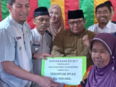 Wali Kota Deri Asta , SH serahkan BLT DD di Desa Lumindai