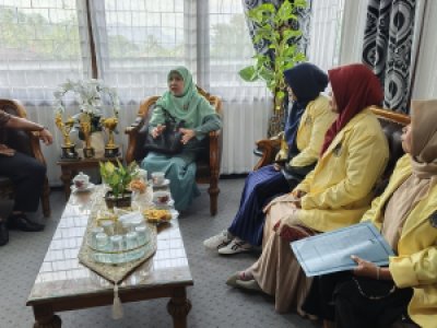 Kepala Dinas SosialPMDPPA Kota Sawahlunto  menerima kunjungan dari Dosen dan Mahasiswa UNP Pendidikan Guru PAUD sebanyak 22 orang.