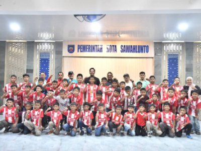 Wali Kota Riyanda Lepas 35 Pemain  SSB PSKS Sawahlunto ke Yeyen Tumena  Cup  IV 2025