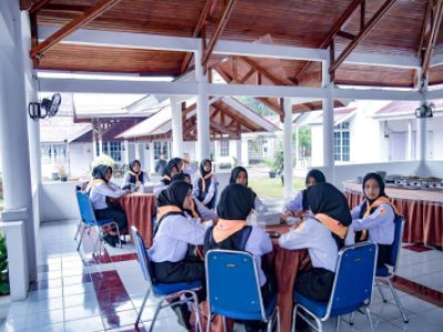 Pj. Wali Kota Sawahlunto Melepas Secara Resmi PMR Wira SMA Negeri 1 Kota Sawahlunto Untuk Mengikuti OASIS IV Se-Sumbar