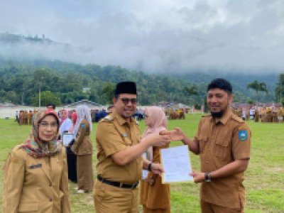 Berbagai penghargaan dan sertifikat diberikan  Pn Walikota Zefnihan saat apel gabungan bulan Februari 2024  lingkungan Pemko Sawahlunto