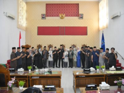 Wali Kota Sawahlunto Riyanda Putra bersama Wakil Wali Kota Jeffry Hibatullah ikuti sidang paripurna DPRD Sawahlunto dengan agenda sertijab Pj Wali Kota kepada Wali Kota