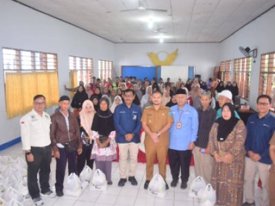 Wakil Wali Kota Sawahlunto Jeffry Hibatullah dampingi GM PT. Bukit Asam Pertambangan Ombilin Yulfaizon menyerahkan bansos paket sembako kepada masyarakat pra-sejahtera