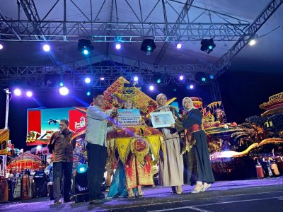 Kreativitas Tanpa Batas! Puskesmas Talawi Tampil Memukau dengan Tema Manjulang Dulang, Raih Juara di Karnaval Songket Silungkang SISSCa 2025