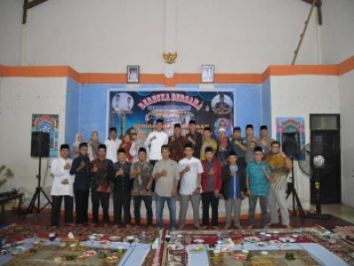 Wali Kota Sawahlunto Riyanda Putra didampingi Ketua TP-PKK Kota Sawahlunto Ny. Yori Gemitia Putri hadiri undangan buka bersama Pemerintah Kecamatan Barangin