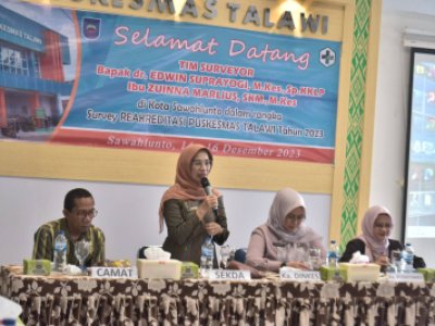 Sekretaris Daerah Kota Sawahlunto Dr.dr. Ambun Kadri, MKM, mendampingi tim surveyor re-akreditasi Puskesmas Kolok dan Puskesmas Talawi