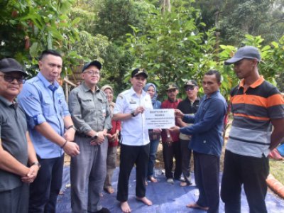 Pj  Wali Kota Sawahlunto Fauzan Hasan, S.STP,M.Si, serahkan bantuan benih, pupuk dan alsintan kepada kelompok tani