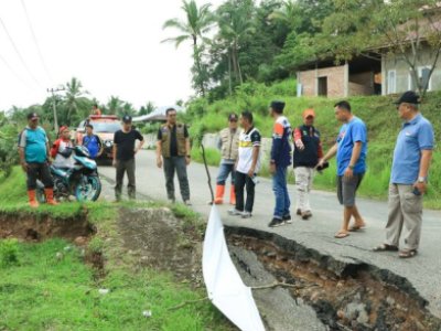 Penjabat (Pj) Wali Kota Sawahlunto Dr. Zefnihan, AP, M.Si, tinjau langsung  sejumlah ruas jalan dan rumah warga yang terdampak bencana tanah longsor di Desa Talago Gunung dan Desa Kumbayau