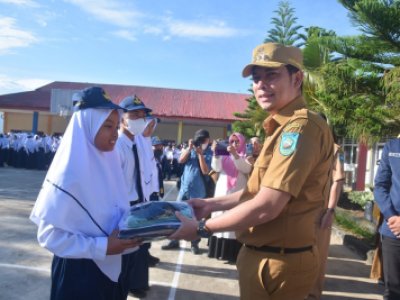 Pemko Sawahlunto Berikan Bantuan Seragam Gratis Untuk Siswa Baru SD dan SMP