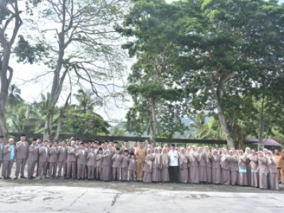 Penjabat (Pj) Wali Kota Sawahlunto Dr. Zefnihan, AP, M.Si bersama Sekretaris Daerah Kota Sawahlunto Dr.dr. Ambun Kadri, MKM, melepas secara resmi keberangkatan kafilah Kota Sawahlunto untuk mengikuti MTQ Nasional ke-40 Tingkat Provinsi Sumatra Barat