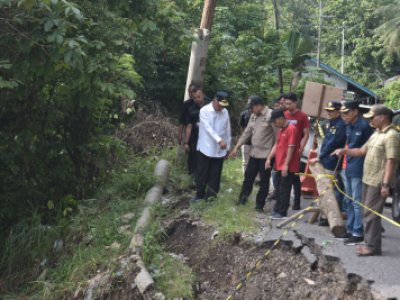 Gubernur Sumbar Mahyeldi Ansharullah tinjau langsung longsor dan jalan amblas di Jalinsum Kota Sawahlunto