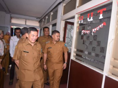 Wakil Wali Kota Sawahlunto Jeffry Hibatullah keliling ke sejumlah ruangan di Setdako Sawahlunto