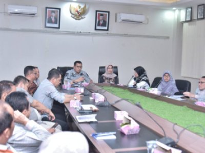 Penjabat (Pj) Wali Kota Sawahlunto Dr. Zefnihan, AP, MSi memimpin rapat pemaparan evaluasi indikator makro dan proyeksi demografi Kota Sawahlunto Tahun 2025-2045