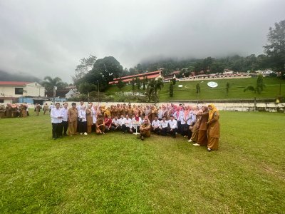 mengikuti apel gabungan dilapangan bola kaki ombilin
