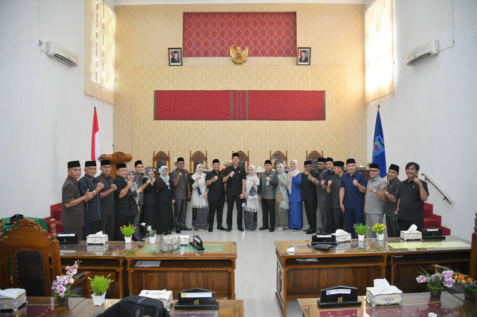 Wali Kota Sawahlunto Riyanda Putra bersama Wakil Wali Kota Jeffry Hibatullah ikuti sidang paripurna DPRD Sawahlunto dengan agenda sertijab Pj Wali Kota kepada Wali Kota