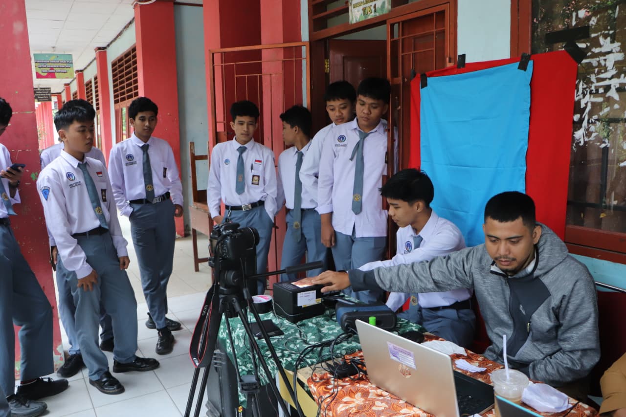 JEMPOL NARSIS : JEMPUT BOLA NYASARIN REKAM KTP SISWA