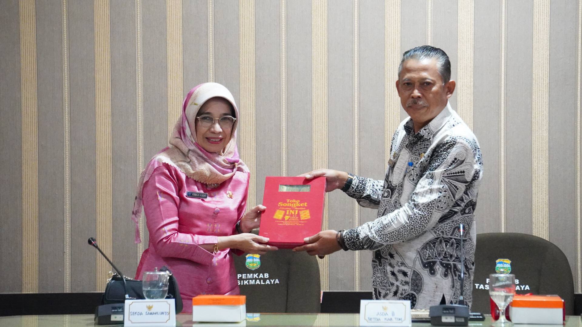 Sekda Kota Sawahlunto Dr.dr. Ampun Kadri, MKM, dampingi rombongan LKAAM, KAN dan Bundo Kanduang Sawahlunto studi komparatif mempelajari pengembangan kampung adat di Kabupaten Tasikmalaya