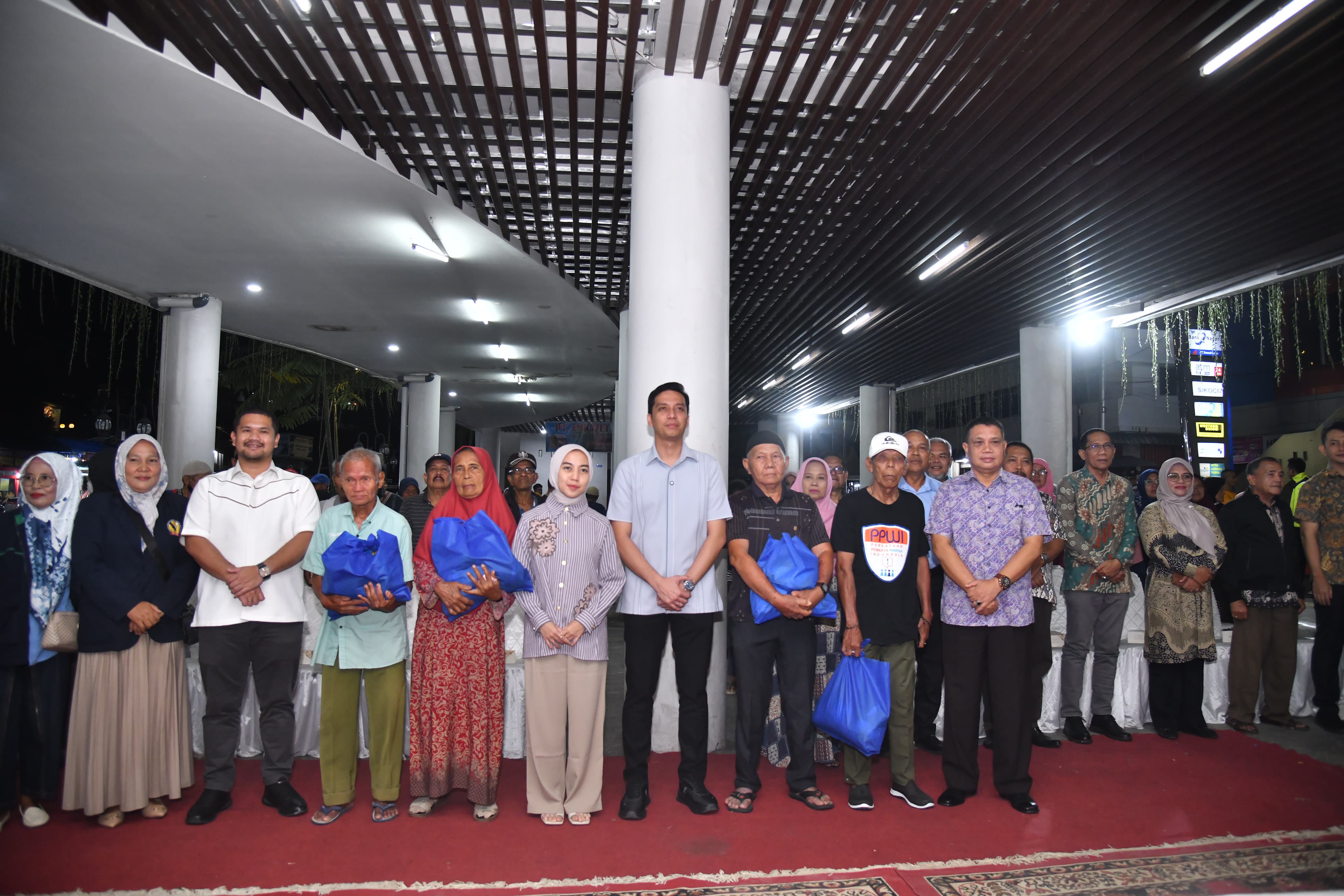 Riyanda Putra Salurkan 5000 paket  Sembako  dari Andre Rosiade Untuk Warga Sawahlunto