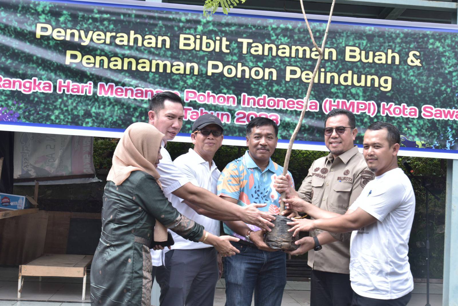 PT. Bukit Asam (PTBA memberikan bantuan bibit pohon produktif dan tanaman pelindng untuk Pemko dan kelompok-kelompok tani di Sawahlunto