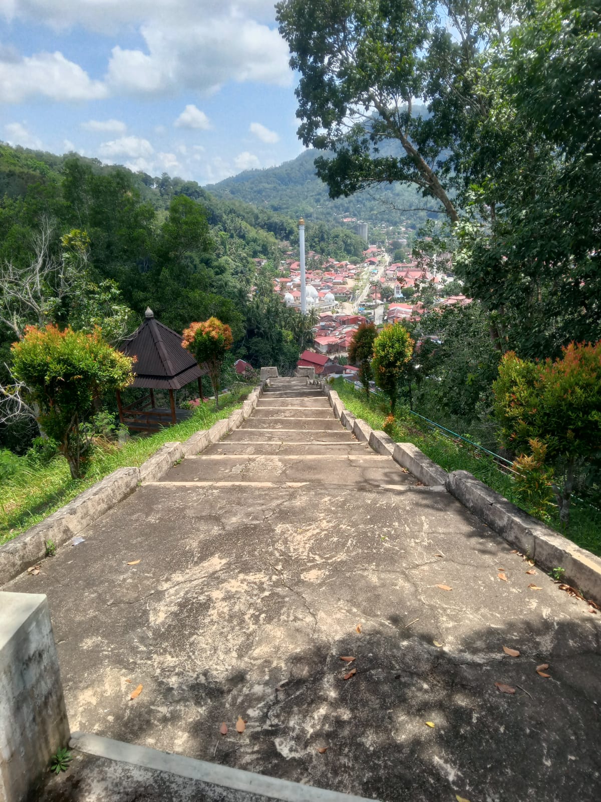 Puncak Kelok 16 Sawahlunto, Spot Favorit Ngadem Usai Olahraga dengan Sajian Panorama Kota Pusaka