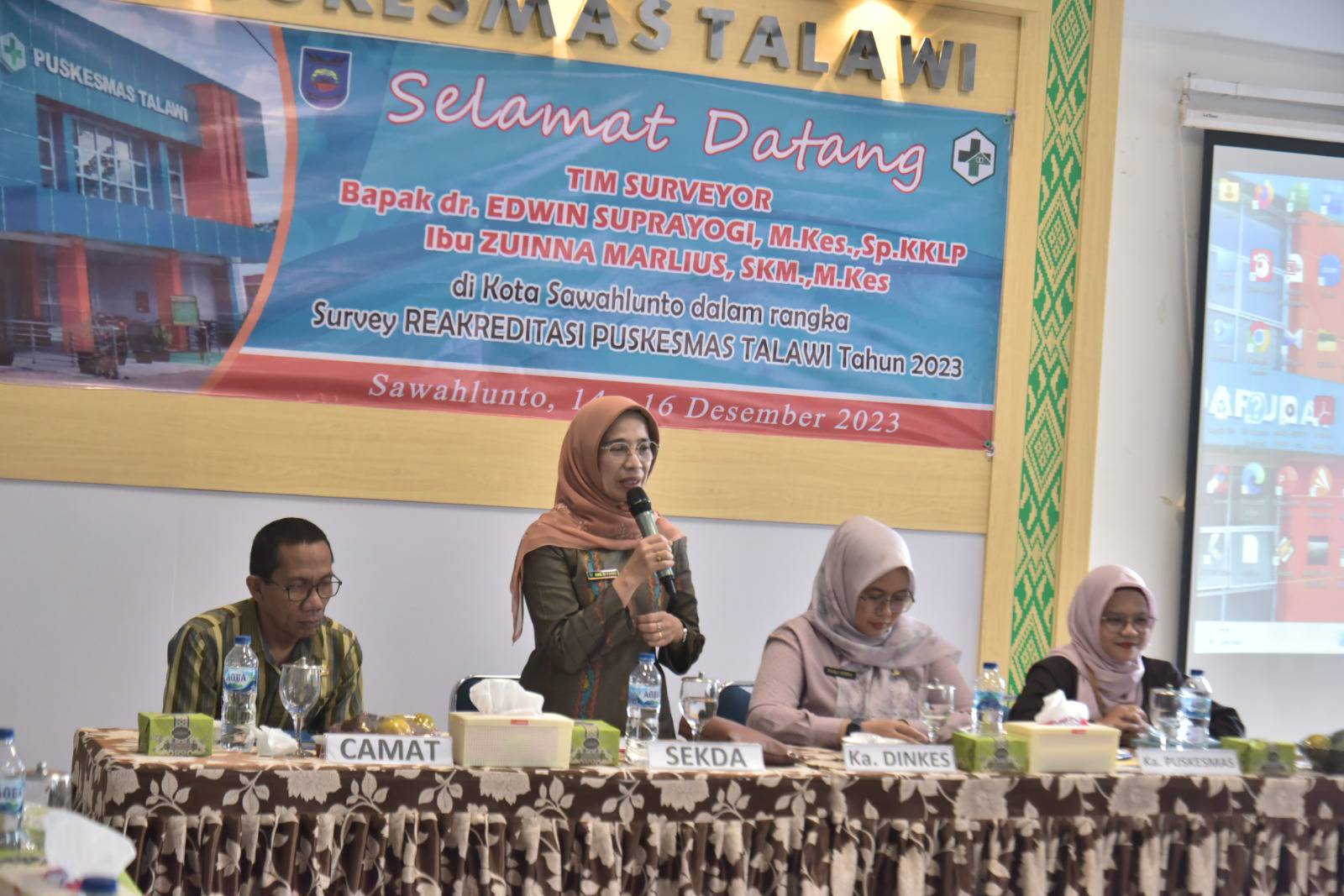 Sekretaris Daerah Kota Sawahlunto Dr.dr. Ambun Kadri, MKM, mendampingi tim surveyor re-akreditasi Puskesmas Kolok dan Puskesmas Talawi