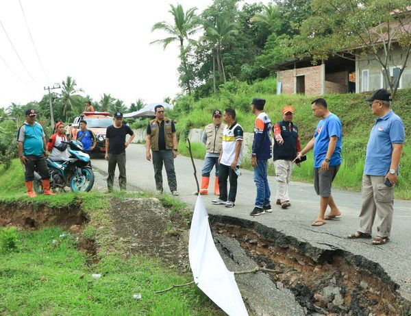 Penjabat (Pj) Wali Kota Sawahlunto Dr. Zefnihan, AP, M.Si, tinjau langsung  sejumlah ruas jalan dan rumah warga yang terdampak bencana tanah longsor di Desa Talago Gunung dan Desa Kumbayau