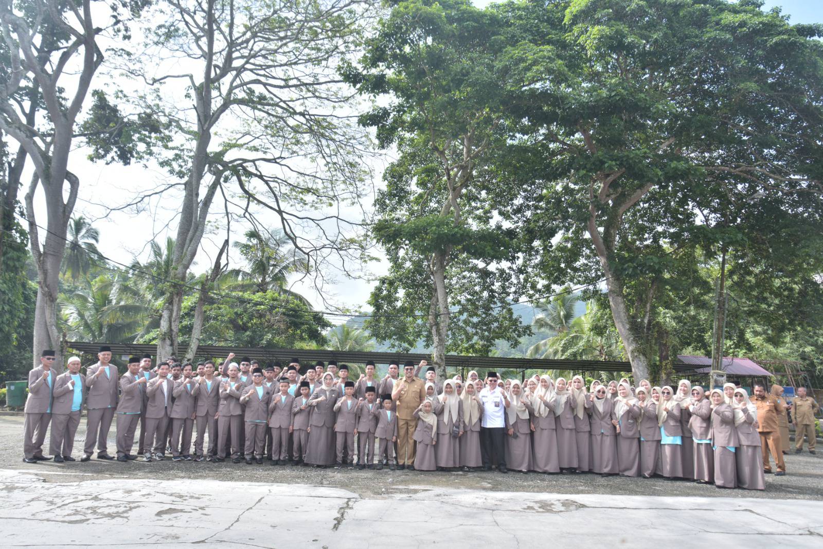 Penjabat (Pj) Wali Kota Sawahlunto Dr. Zefnihan, AP, M.Si bersama Sekretaris Daerah Kota Sawahlunto Dr.dr. Ambun Kadri, MKM, melepas secara resmi keberangkatan kafilah Kota Sawahlunto untuk mengikuti MTQ Nasional ke-40 Tingkat Provinsi Sumatra Barat