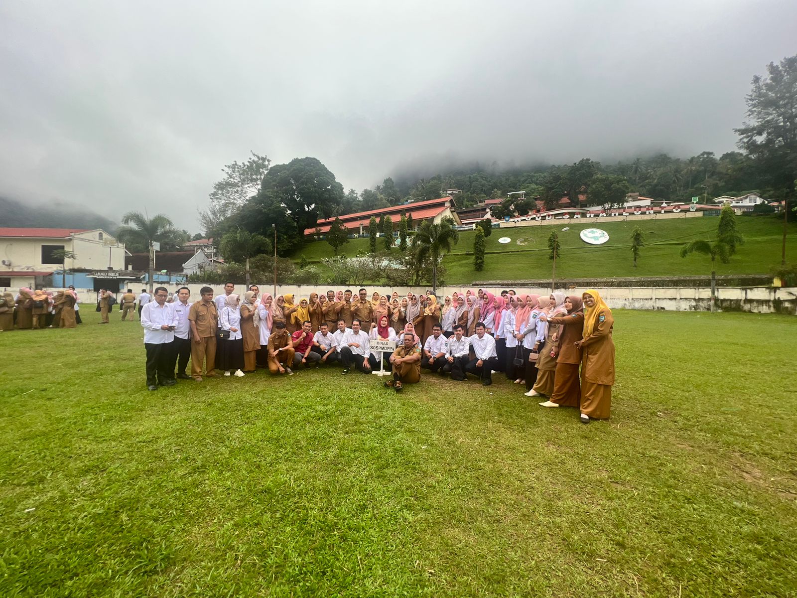 mengikuti apel gabungan dilapangan bola kaki ombilin